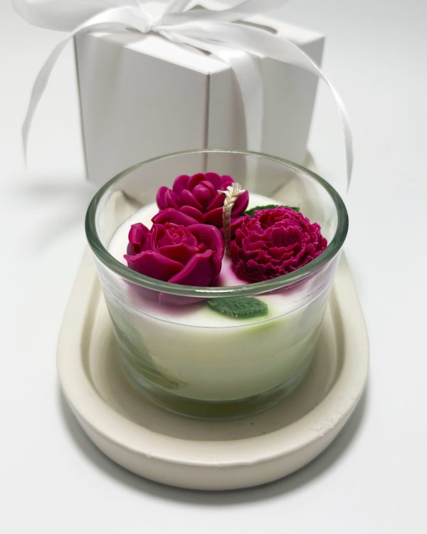 Lumânare parfumată cu compoziție florală elegantă