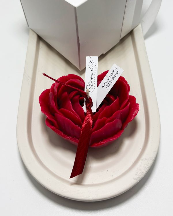 Lumânare parfumată inimă cu petale