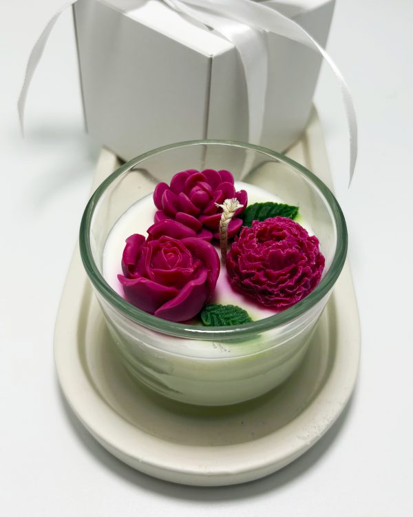 Lumânare parfumată cu compoziție florală elegantă